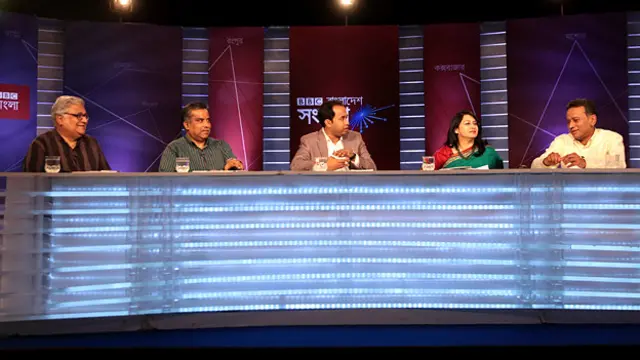 প্যানেল সদস্য বাঁ থেকে: প্রধানমন্ত্রীর অর্থনীতি বিষয়ক উপদেষ্টা ড: মসিউর রহমান, নিটওয়্যার রফতানি কারক ও প্রস্ততকারকদের সংগঠন বিকেএমইএ’র সাবেক সভাপতি ফজলুল হক, অনুষ্ঠান সঞ্চালক আকবর হোসেন, সেন্টার ফর পলিসি ডায়ালগ বা সিপিডির গবেষণা পরিচালক ড: ফাহমিদা খাতুন এবং বিএনপি চেয়ারপার্সনের উপদেষ্টা আমির খসরু মাহমুদ চৌধুরী।