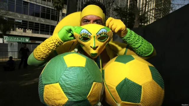 لوگ دلچسپ اور رنگا رنگ لباس میں میچ دیکھنے پہنچے تھے۔