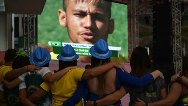 میچ سے پہلے شائقین نے اپنی ٹیم کے ہمراہ قومی ترانہ گایا۔