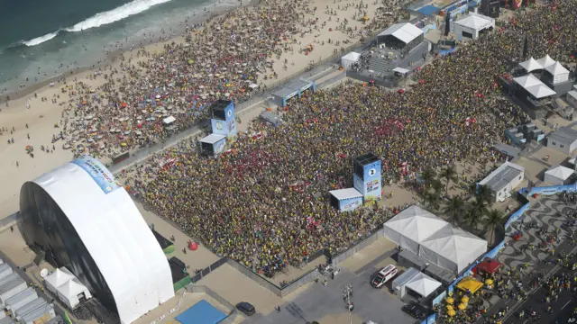 ریو میں کوپاکبانا کےساحل پر لگی بڑی سکرین پر میچ دیکھنے کے لیے شائقین کی ایک بڑی تعداد جمع تھی۔