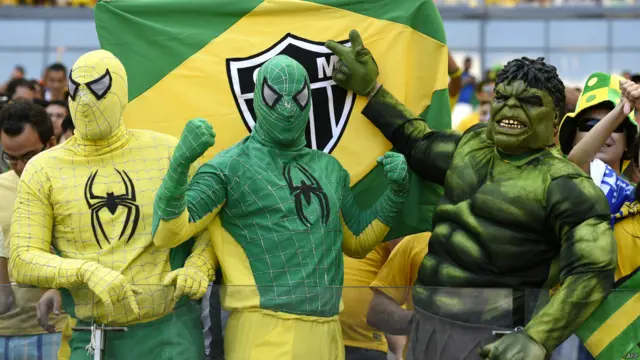 شائقین ہلک اور سپائڈر مین کے حلیے میں۔