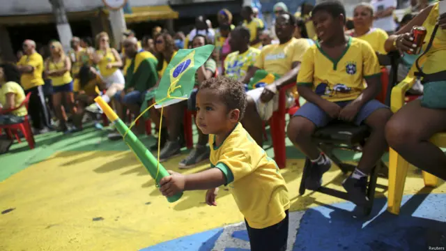 ساؤ پالو میں شائقین ٹی وی پر میچ دیکھ رہے ہیں۔