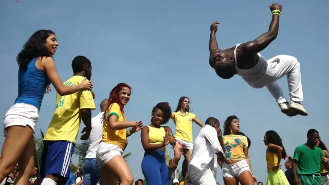 میچ سے پہلے کوپا کبانا کے ساحل پر ایک گروپ رقص کر رہا ہے۔