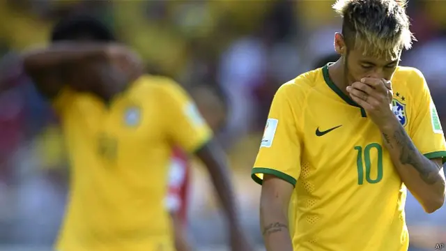 Brazil vào vòng tứ kết sau khi thắng Chile qua đá phạt luân lưu.