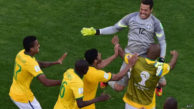 برازیلی گول کیپر ژولیو سیزر نے دو پنلٹی ککس بچا کر ٹیم کو شکست سے بچا لیا