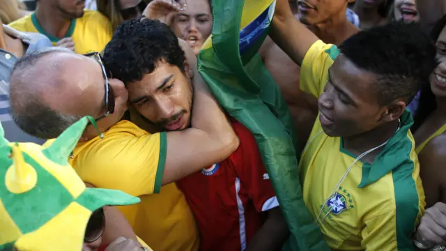 برازیلی شائقین نے اپنی جیت پر صرف خوشی ہی نہیں منائی بلکہ چلی والوں کو تسلی بھی دیتے نظر آئے۔