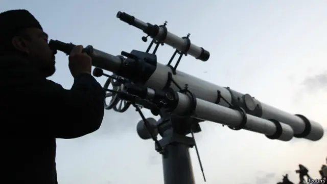 شام گیارہ بجے کے بعد خیبر پختونخوا کے شہر پشاور میں واقع قاسم خان مسجد کے مفتی کی جانب سے اعلان کیا گیا کہ ان کو چاند نظر آنے کی 54 شہادتیں موصول ہوئی ہیں