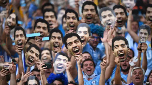 Các fan của Uruguay hy vọng đội bóng của họ vẫn thắng dù không có Suarez.