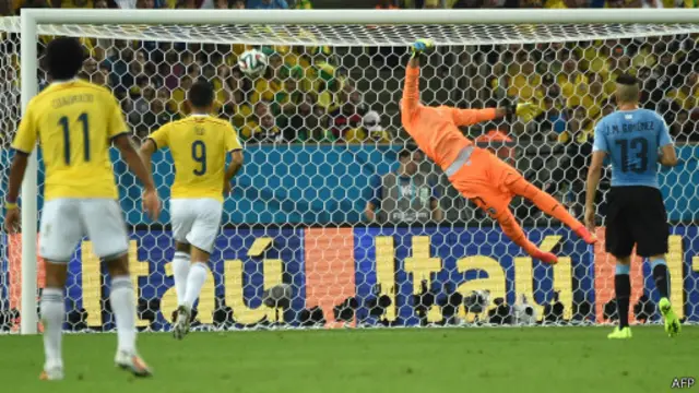 Colombia tạm dẫn Uruguay 1-0 từ phút thứ 32 với pha sút bóng xuất thần của Rodriguez.