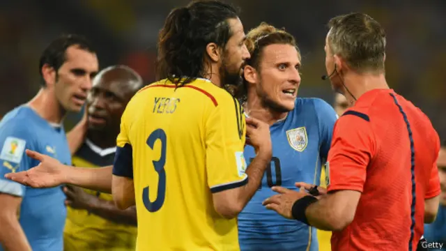 Lão tướng Forlan khiếu nại về pha bóng anh bị hậu vệ đối phương cản phá.