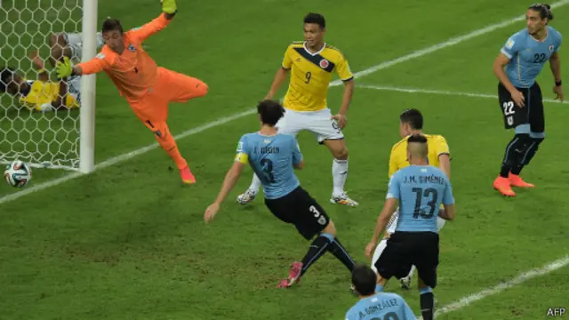 Thủ thành Muslera không thể cứu được bàn thắng thứ hai của Rodriguez bên phía Colombia.