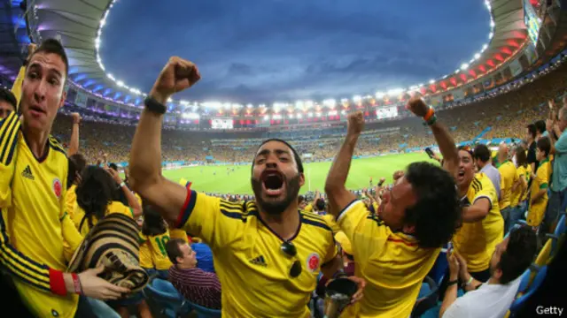 Cổ động viên Colombia vui sướng khi đội nhà dẫn bàn. 