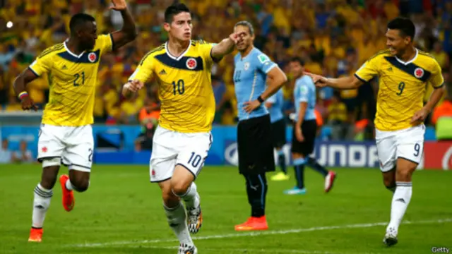 Vượt qua Uruguay 2-0, Colombia lọt vào vòng tứ kết.