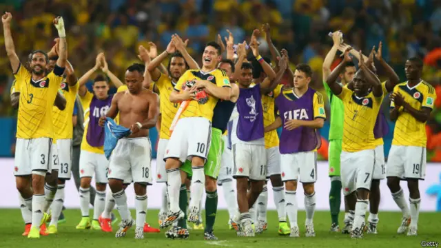 जश्न मनाते कोलंबिया के खिलाड़ी