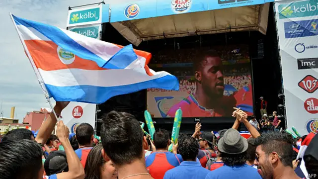 Hinchas en San José