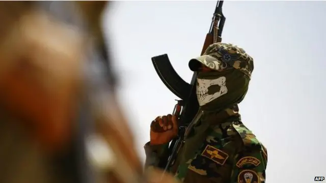 什叶派士兵守卫通往西部纳杰夫城的要道。