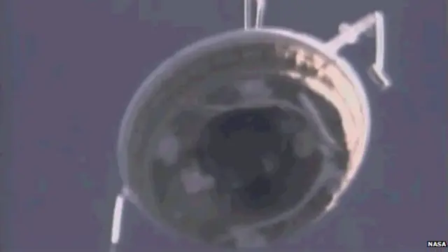 ويصعد نظام مخفف السرعة إلى السماء أسفل منطاد الهيليوم