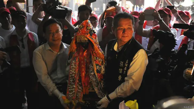 国台办主任张志军委托代表向鹿港天后宫赠送漆器妈祖（27/06/2014）