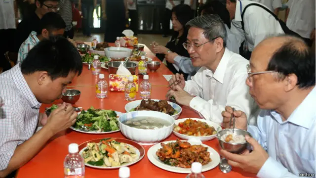 国台办主任张志军（右二）在台中市长胡志强的陪同下和盲校的孩子共进午餐。