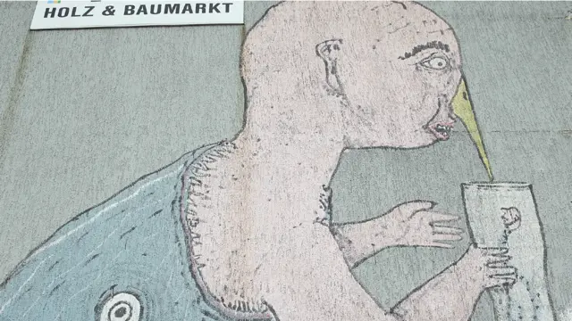 لوحة جدارية بعنوان "السمكة" للفنانة ايما جونز تزين جدار احد الاسواق في حي فريدريشسهاين ببرلين. اصبحت برلين، بتاريخها القديم كبؤرة للثقافة المضادة، مزارا لمحبي جداريات الشوارع من انحاء العالم. (صورة غيتي)