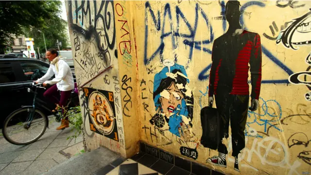 مدخل لاحد المباني السكنية في حي كرويزبيرغ ببرلين. (صورة غيتي)