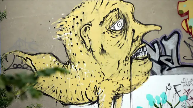 "رجل السمكة" لايما جونز على جدار في حي كرويزبيرغ. (صورة غيتي)