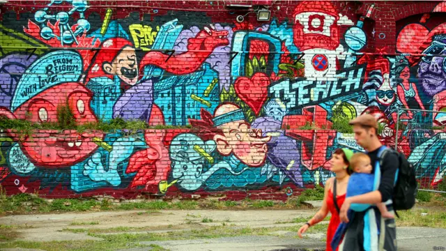 رسوم زينت احد الجدران في شارع ديرشاور في حي فريدريشسهاين. (صورة غيتي)