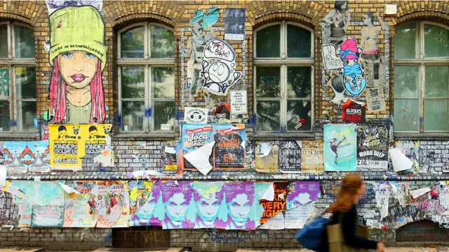 رسوم في شارع ريفالر في حي فريدريشسهاين. (صورة غيتي)