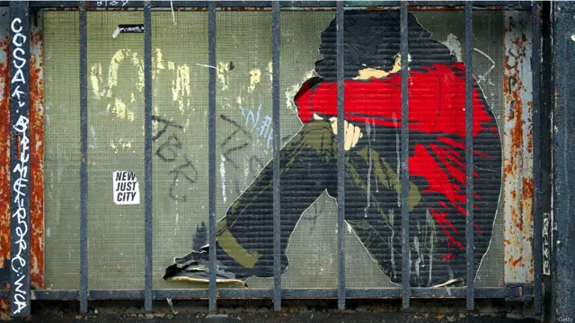 "سجين" في لوحة في حي كرويزبيرغ. (صورة غيتي)