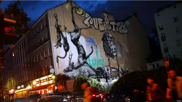 جدارية كبيرة بعنوان "الحيوانات" زينت جانب مبنى في حي كرويزبيرغ ببرلين. (صورة غيتي)