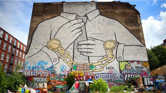 لوحة زينت جانب مبنى في حي كرويزبيرغ ببرلين. (صورة غيتي)