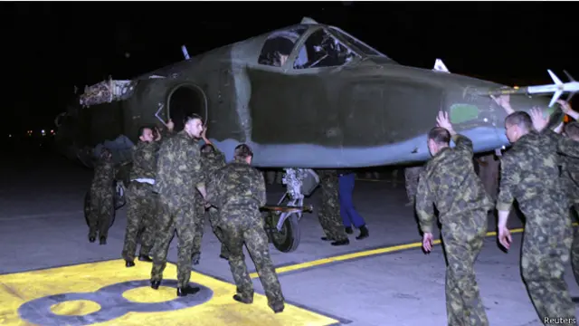 فنيون عسكريون روس يقومون بنصب الطائرات التي اشتراها العراق في مطار بغداد