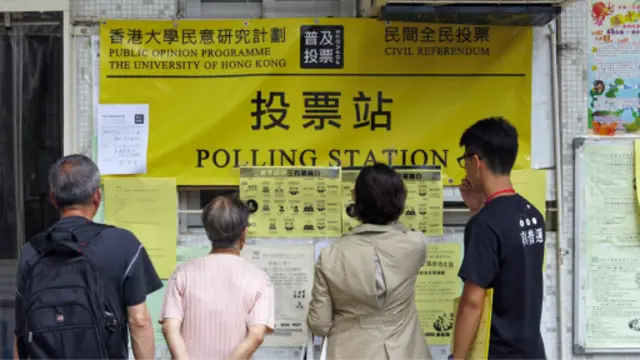 يجرى التصويت في الاستفتاء في مراكز الاقتراع وعبر الإنترنت