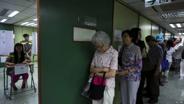 香港铜锣湾教协“占领中环”民间全民投票站内市民排队等候进入投票间（29/6/2014）