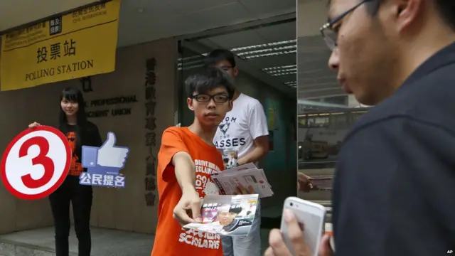 香港铜锣湾教协“占领中环”民间全民投票站外学生团体学民思潮召集人黄之锋派发拉票传单（29/6/2014）