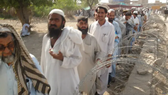 متاثرہ افراد لمبی لمبی قطاروں میں کھڑے ہو کر اپنی باری پر رجسٹریشن کروا رہے ہیں۔