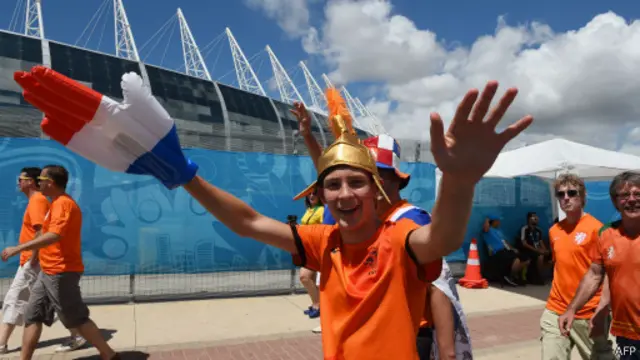 Cổ động viên Hà Lan trước trận đấu vòng 16 của đội nhà.