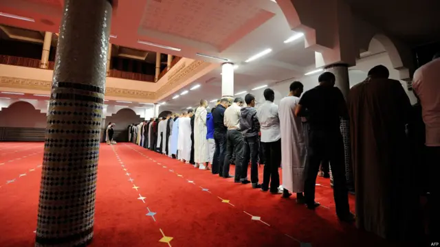 Salat di masjid di Nantes, Prancis