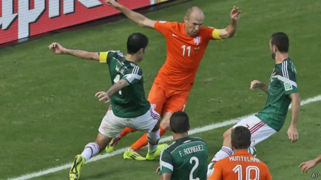 Robben dihadiahi penalti setelah 'dihadang' oleh Rafael Marquez. 
