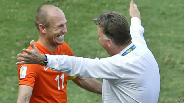 Ông bầu van Gaal và lão tướng Arjen Robben ăn mừng thắng lợi của Hà Lan.