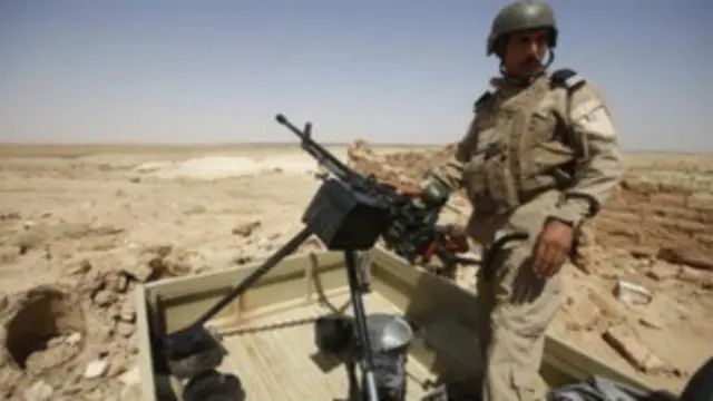 Testemunhas disseram ter visto um helicóptero militar sendo derrubado a tiros