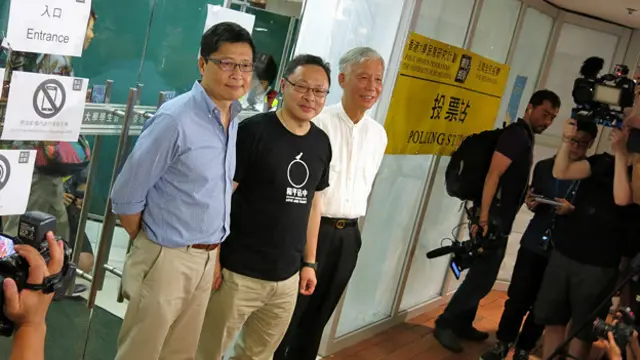 香港“占领中环”运动发起人陈健民、戴耀廷与朱耀明在香港大学民间全民投票站（BBC中文网图片29/6/2014）