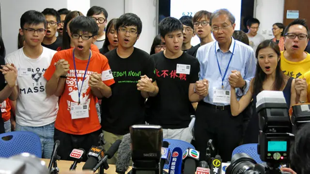 香港“占领中环”民间投票三大方案代表齐喊口号（BBC中文网图片30/6/2014）