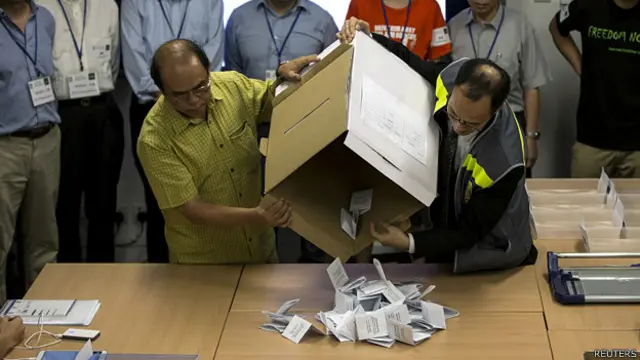 香港大学钟庭耀（右）与香港理工大学钟剑华主持“占领中环”民间投票开票仪式（29/6/2014）