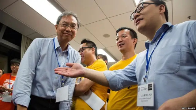 真普选联盟召集人郑宇硕（左）在香港大学监察“占领中环”民间全民投票的点票工作（30/6/2014）