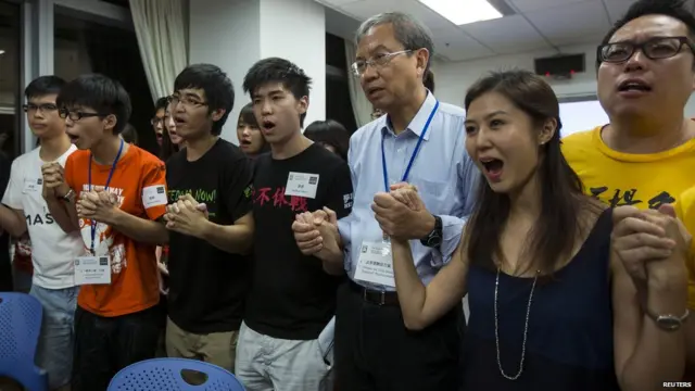 学民思潮召集人黄之锋（左二）、香港学联秘书长周永康（左三）、真普选联盟召集人赵宇硕（右三）和人民力量党主席袁弥明（右二）齐喊口号（30/6/2014）