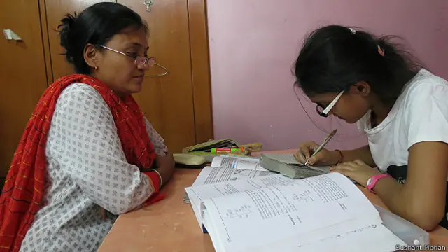 बेटी को होमवर्क कराती गौरी