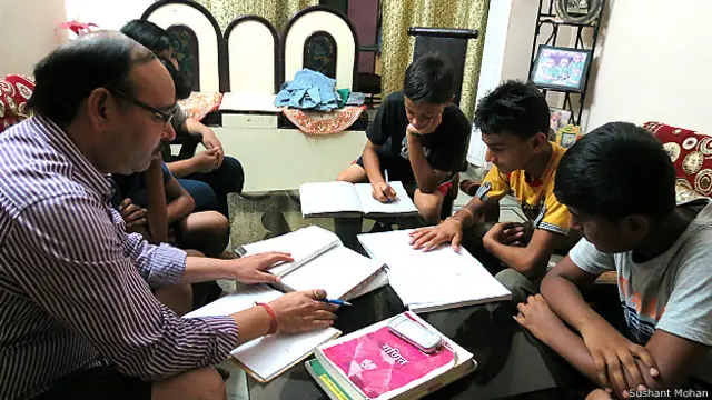 होमवर्क करते बच्चे