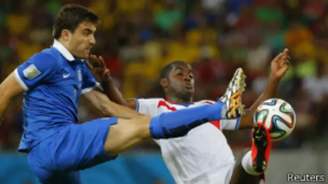 سوکراتیس پاپاستا تھوپولس نے کوسٹا ریکا کے خلاف ایک ڈرامائی گول کرکے میچ برابر کر دیا