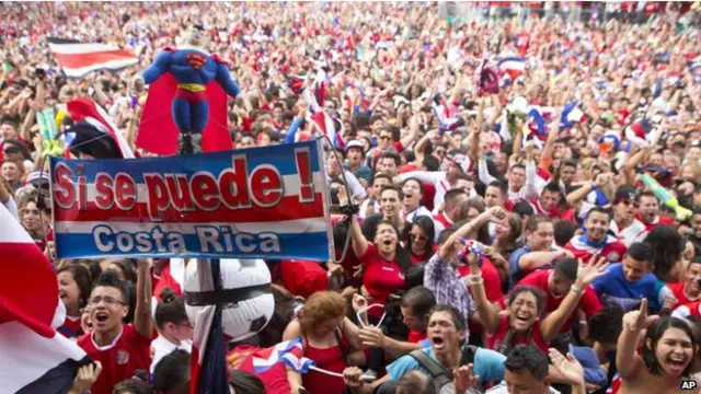 المحتفلون في سان خوسيه، عاصمة كوستاريكا، رفعوا لافتة تقول "نعم نحن نستطيع".